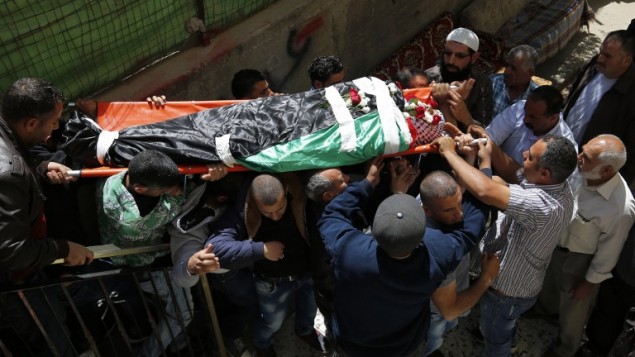 مشيعون يحملون جثمان الفلسطيني أحمد شحادة (36 عاما) خلال جنازته في بيتونيا، بالقرب من مدينة رام الله، 4 مايو، 2016. (AFP PHOTO / ABBAS MOMANI) مشيعون يحملون جثمان الفلسطيني أحمد شحادة (36 عاما) خلال جنازته في بيتونيا، بالقرب من مدينة رام الله، 4 مايو، 2016. (AFP PHOTO / ABBAS MOMANI)