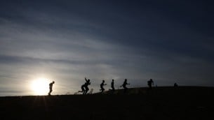 أطفال فلسطينيون يلعبون على الرمال في 11 مايو، 2016، في مخيم رفح للاجئين، جنوبي قطاع غزة. (AFP PHOTO / MOHAMMED ABED)