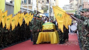 أعضاء ومناصرين لمنظمة حزب الله الشيعية يحملون جثمان مصطفى بدر الدين، القيادي في حزب الله الذي قُتل في هجوم وقع في سوريا، خلال جنازته في منطقة الغبيري في الضاحية الجنوبية في بيروت، 13 مايو، 2016. (AFP PHOTO / ANWAR AMRO)