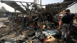 الحطام بعد تفجير انتحاري في شمال بغداد، 17 مايو 2016 (AHMAD AL-RUBAYE / AFP)