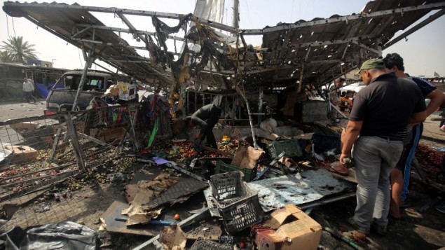 الحطام بعد تفجير انتحاري في شمال بغداد، 17 مايو 2016 (AHMAD AL-RUBAYE / AFP)