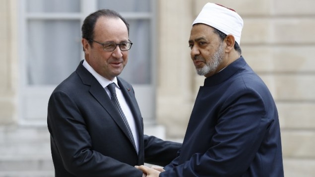 الرئيس الفرنسي فرنسوا هولاند يلتقي بشيخ الازهر احمد الطيب في باريس، 24 مايو 2016 (PATRICK KOVARIK / AFP)
