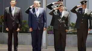 وزير الدفاع الجديد أفيغدور ليبرمان (الثاني من اليسار) ورئيس هيئة الأركان العامة غادي آيزنكوت (الثاني من اليمين) يستمعان إلى النشيد الوطني الإسرائيلي خلال مراسيم الترحيب بليبرمان في وزارة الدفاع في تل أبيب، 31 مايو، 2016. (AFP PHOTO / JACK GUEZ)