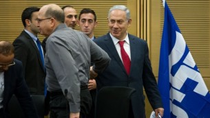 بينيامين نتنياهو ، من اليمين، وموشيه يعالون، من اليسار، في اجتماع لحزب "الليكود" في القدس في 11 يناير، 2016. (Miriam Alster/Flash90)