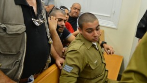 الرقيب إيلور عزاريا، المتهم بقتل منفذ هجوم فلسطيني منزوع السلاح في الخليل في الشهر الماضي، خلال جلسة في قاعة المحكمة العسكرية في يافا، 18 أبريل، 2016. (Flash90)