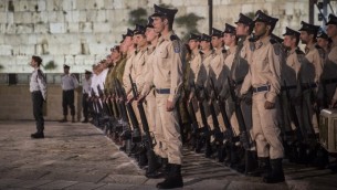 جنود اسرائيليون خلال مراسيم احياء ذكرى الجنود في حائط المبكى في القدس، 10 مايو 2016 (Hadas Parush/Flash90)