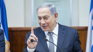رئيس الوزراء بينيامين نتنياهو يترأس الجلسة الأسبوعية للمجلس الوزراي في مكتب رئيس الوزراء في القدس، 22 مايو، 2016. (Emil Salman/POOL)