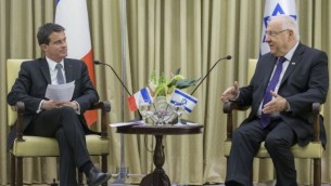 الرئيس الإسرائيلي رؤةفين ريفلين يلتقي برئيس الوزراء الفرنسي مانويل فالس في مقر إقامة الرئيس في القدس، 23 مايو، 2016. (Sindel/Flash90)