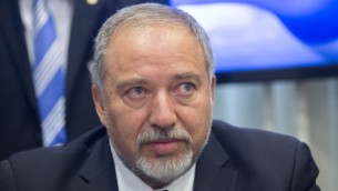 رئيس حزب "إسرائيل بيتنا" أفيغدور ليبرمان في الكنيست، 25 مايو، 2016. (Yonatan Sindel/FLASH90)