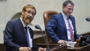 عضو الكنيست الجديد يهودا غليك يتحدث في الكنيست خلال أدائه لليمين في 25 مايو، 2016. (Yonatan Sindel/Flash90)