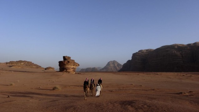 بدو يركبون الجمال في صحراء وادي رم في الأردن، 8 فبراير 2013 (Lucie March/Flash90) بدو يركبون الجمال في صحراء وادي رم في الأردن، 8 فبراير 2013 (Lucie March/Flash90)