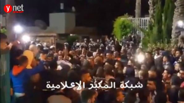 جنازة علاء ابو جمل مساء الاثنين في حي جبل المكبر في القدس الشرقية، 23 مايو 2016 (Ynet video screen shot) جنازة علاء ابو جمل مساء الاثنين في حي جبل المكبر في القدس الشرقية، 23 مايو 2016 (Ynet video screen shot)