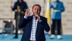 الرئيس التركي رجب طيب أردوغان يتحدث خلال تظاهرة لإحياء الذكرى ال563 لسيطرة الجيش العثماني على إسطنبول، إسطنبول، 29 مايو، 2016. (AFP/OZAN KOSE)