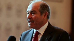 رئيس الوزراء الاردني الجديد هاني الملقي يتحدث مع الصحافة بعد اداء الحكومة الاردنية الجديدة اليمين في القصر الرئاسي في عمان، 1 يونيو 2016 (KHALIL MAZRAAWI / AFP)