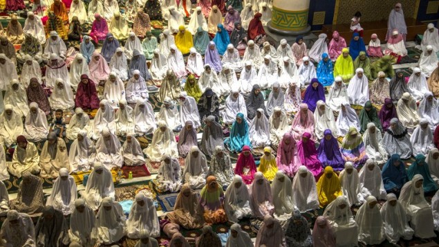 نساء مسلمات في اندونيسيا خلال الصلاة في مسجد الاكبار في سورابايا في بداية شهر رمضان الكريم، 5 يونيو 2016 (JUNI KRISWANTO / AFP)