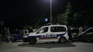 سيارة شرطة تغلق شارع خلال هجوم في مانيانفيل، بالقرب من باريس، 14 يونيو 2016 (AFP PHOTO / MATTHIEU ALEXANDRE)