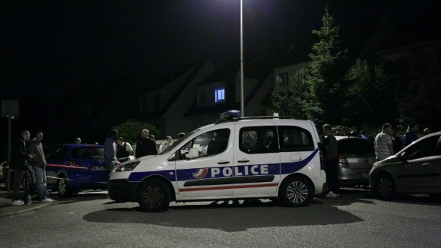 سيارة شرطة تغلق شارع خلال هجوم في مانيانفيل، بالقرب من باريس، 14 يونيو 2016 (AFP PHOTO / MATTHIEU ALEXANDRE)