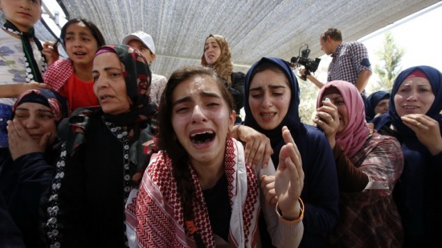 أقارب عارف جرادات (22 عاما) الذي توفي متأثرا بجراح أصيب بها خلال مواجهات مع قوى الأمن الإسرائيلية في مايو 2016. (AFP/Hazem Bader) أقارب عارف جرادات (22 عاما) الذي توفي متأثرا بجراح أصيب بها خلال مواجهات مع قوى الأمن الإسرائيلية في مايو 2016. (AFP/Hazem Bader)