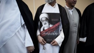 رجال دين شيعيون بحرينيون يتظاهرون ضد سحب جنسية أبرز مرجع شيعي فيها الشيخ عيسى قاسم (في الصورة)، 20 يونيو 2016 (MOHAMMED AL-SHAIKH / AFP)