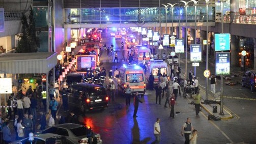 خدمات الإسعاف والشرطة تعمل بالقرب من اشخاص ملقيين على الارض في مطار اتاتورك الرئيسي في اسطنبول بعد تفجير انتحاري ادى الى مقتل 36 شخصا على الاقل، 28 يونيو 2016 (AFP/ ILHAS NEWS AGENCY)