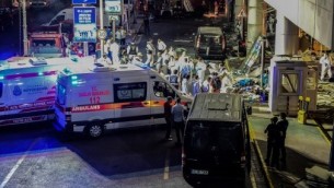 الشرطة الشرعية  في مطار اتاتورك الرئيسي في اسطنبول بعد تفجير انتحاري ادى الى مقتل 36 شخصا على الاقل، 28 يونيو 2016 (AFP/ OZAN KOSE)