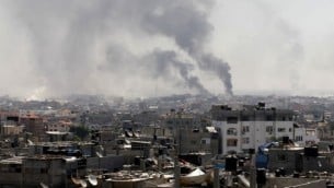 سحب الدخان بعد قصف إسرائيلي لمدينة رفح جنوبي قطاع غزة، 1 أغسطس، 2014. (AFP/SAID KHATIB/file)
