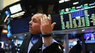التجار في بورصة نيويورك في اعقاب الانباء عن نتائج الاستفتاء حول خروج بريطانيا من الاتحاد الاوروبي، 24 يونيو 2016 (Spencer Platt/Getty Images/AFP)