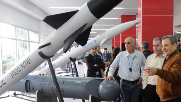 وزير الدفاع لاسابق اهود باراك يزور مصنع الاسلحة ’رافال, في 27 نوفمبر 2012 (Alon Bason/Defense Ministry/Flash90)