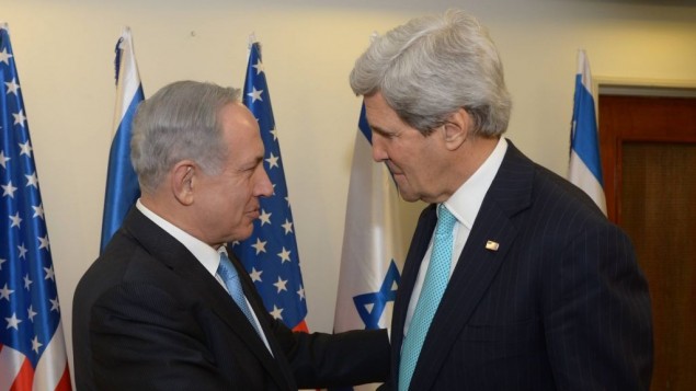 رئيس الوزراء بينيامين نتيناهو ووزير الخارجية الأمريكي جون كيري في القدس، 31 مارس 2014 (Amos Ben Gershom/ GPO/Flash90)