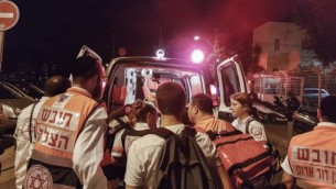 قوات الأمن الإسرائيلية في موقع الهجوم حيث قام مسلحان بفتح النار في مجمع سارونا التجاري في تل أبيب، 8 يونيو، 2016. (Moti Karelitz/Flash90)