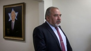 وزير الدفاع أفيغدور ليبرمان قبل الجسلة الأسبوعية للحكومة في مكتب رئيس الوزراء بينيامين نتنياهو في القدس، 13 يونيو، 2016. (Marc Israel Sellem)
