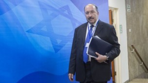 المدير العام لوزارة الخارجية الإسرائيلية دوري غولد يصل إلى الجلسة الأسبوعية للحكومة في ديوان رئيس الوزراء، القدس، 26 يونيو، 2016.(Miriam Alster/FLASH90)