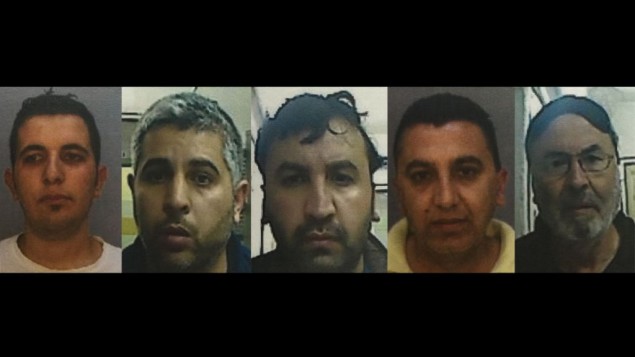 شادي محمد أحمد محسن، د. دجانة فائز جميل نبهان، د. سامر محمود داود الحلبية، د. داود شحادة محمود الحلبية ومحمود داود شحادة الحلبية تم اعتقالهم بتهمة صلتهم بهجوم قنبلة أنبوبية وقع في شهر مايو وأدى إلى إصابة ضابط في الجيش الإسرائيلي بجروح خطيرة في قرية حزمة في الضفة الغربية، بحسب ما كشق الشاباك 26 يونيو، 2016. (الشاباك) شادي محمد أحمد محسن، د. دجانة فائز جميل نبهان، د. سامر محمود داود الحلبية، د. داود شحادة محمود الحلبية ومحمود داود شحادة الحلبية تم اعتقالهم بتهمة صلتهم بهجوم قنبلة أنبوبية وقع في شهر مايو وأدى إلى إصابة ضابط في الجيش الإسرائيلي بجروح خطيرة في قرية حزمة في الضفة الغربية، بحسب ما كشق الشاباك 26 يونيو، 2016. (الشاباك)