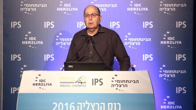 موشه يعالون خلال خطاب في مؤتمر هرتسليا، 16 يونيو 2016 (Adi Cohen Zedek) موشه يعالون خلال خطاب في مؤتمر هرتسليا، 16 يونيو 2016 (Adi Cohen Zedek)