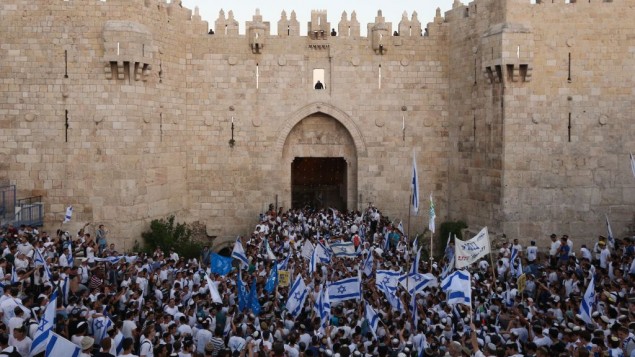 الاف الإسرائيليين يلوحون بأعلام اسرائيل خلال مسيرة العلم في باب العامود في البلدة القديمة في القدس ضمن احتفالات يوم القدس، 17 مايو 2015 (Yonatan Sindel/Flash90)