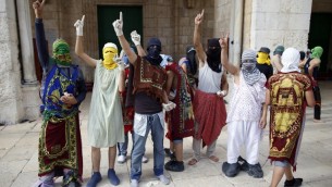 متظاهرون فلسطينيون ملثمون خلال مواجهات مع الشرطة الإسرائيلية في الحرم القدسي لليوم الثالث على التوالي، 28 يونيو 2016 (AHMAD GHARABLI / AFP)