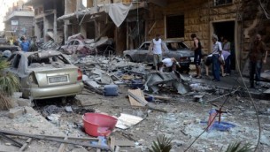 سوريون يتفحصون الحطام في حي السريان في مدينة حلب بعد قصف قوات المعارضة، 11 يوليو 2016 (GEORGE OURFALIAN / AFP)