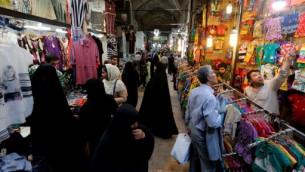 إيرانيون يتسوقون في البازار الكبير في طهران، 11 يوليو 2016 (ATTA KENARE / AFP)