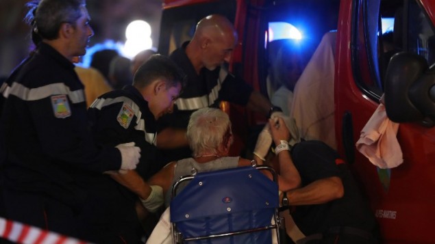 طواقم انقاذ يساعدون امرأة مصابة على الدخول الى سيارة اسعاف بعد هجوم دهس في بلدة نيس الفرنسية، 15 يوليو 2016 (AFP PHOTO / Valery HACHE) طواقم انقاذ يساعدون امرأة مصابة على الدخول الى سيارة اسعاف بعد هجوم دهس في بلدة نيس الفرنسية، 15 يوليو 2016 (AFP PHOTO / Valery HACHE)