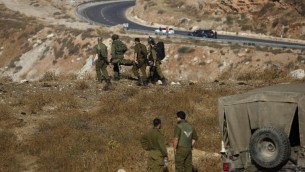 جنود اسرائيليون يقومون باخلاء جندي مصاب بعد انفجار قنبلة يدوية بالقرب من بلدة مجدل شمس في مرتفعات الجولان، 17 يوليو 2016 (AFP / JALAA MAREY)
