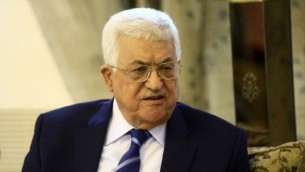 رئيس السلطة الفلسطينية محمود عباس يلتقي بالرئيس السوادني (غير ظاهر في الصورة) عند وصوله إلى مطار الخرطوم، 19 يوليو، 2016. (AFP/ASHRAF SHAZLY)