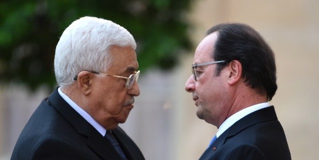 الرئيس الفرنسي فرنسوا هولاند (من اليمين) رحب برئيس السلطة الفلسطينية محمود عباس عند وصوله في 21 يوليو، 2016 إلى قصر الإيليزيه الرئاسي في باريس. (AFP PHOTO / POOL / STEPHANE DE SAKUTIN) الرئيس الفرنسي فرنسوا هولاند (من اليمين) رحب برئيس السلطة الفلسطينية محمود عباس عند وصوله في 21 يوليو، 2016 إلى قصر الإيليزيه الرئاسي في باريس. (AFP PHOTO / POOL / STEPHANE DE SAKUTIN)