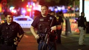 عناصر شرطة دالاس يحرسون بالقرب من موقع مقتل 4 شرطيين بنيران قناص، 7 يوليو 2016 (Ron Jenkins/Getty Images/AFP)