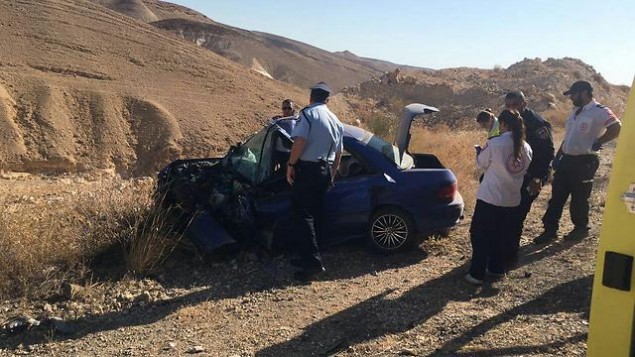 موقع حادث سير فاتل بالقرب من مدينة عراد، 13 يوليو 2016 (Magen David Adom) موقع حادث سير فاتل بالقرب من مدينة عراد، 13 يوليو 2016 (Magen David Adom)