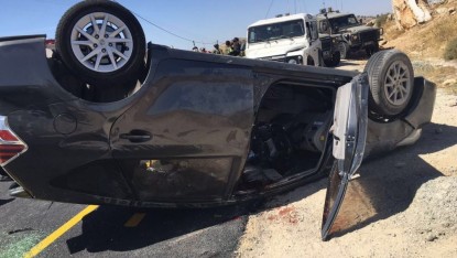 مركبة إسرائيلية تعرضت لإطلاق نار من مركبة عابرة ما أسفر عن مقتل شخص، 1 يوليو، 2016. (وحدة المتحدث بإسم الجيش الإسرائيلي) مركبة إسرائيلية تعرضت لإطلاق نار من مركبة عابرة ما أسفر عن مقتل شخص، 1 يوليو، 2016. (وحدة المتحدث بإسم الجيش الإسرائيلي)