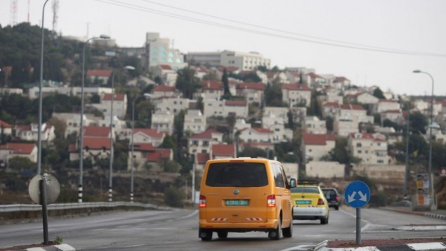صورة توضيحية: سيارتان فلسطينيتان بالقرب من مستوطنة افرات في الضفة الغربية، 24 نوفمبر 2009 (Nati Shohat/Flash90)