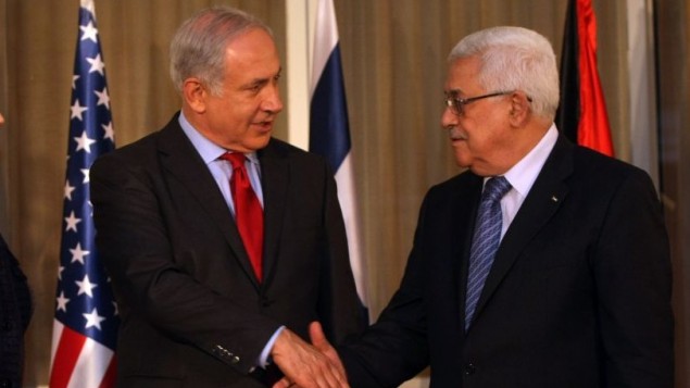 رئيس الوزراء بنيامين نتنياهو يصافح رئيس السلطة الفلسطينية محمود عباس في  القدس، 15 سبتمبر 2010 (Kobi Gideon / Flash90)
