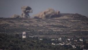 انفجارات من المعارك في سوريا كما تظهر من على الجانب الإسرائيلي للحدود في هضبة الجولان، 16 يونيو، 2015. (Basel Awidat/Flash90)