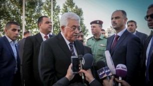 رئيس السلطة الفلسطينية محمود عباس يشارك في صلاة عشية عيد الفطر في رام الله، الأربعاء، 6 يوليو، 2015. (Flash90)