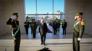 رئيس السلطة الفلسطينية محمود عباس يضع إكليلا من الزهور على ضريح الرئيس الفلسطيني السابق ياسر عرفات عشية عيد الفطر، رام الله، الأربعاء، 6 يوليو، 2016. (Flash90)
